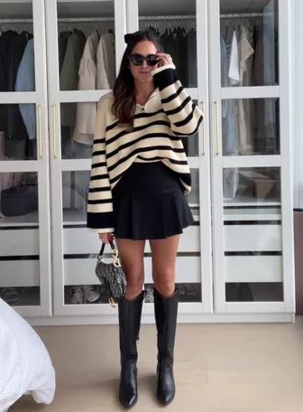 Striped Sweater Outfit Winter, Striped Turtleneck Outfit, London Trip Outfit, Jumper And Skirt, Preppy Sweater Outfits, Preppy Fall Fashion, Fashion Preppy, Turtleneck Outfit, London Trip