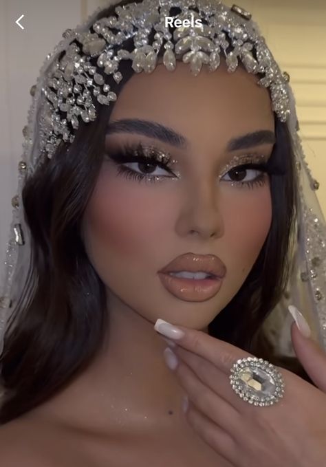 Trendy Makeup Looks, Quince Makeup, Glam Bride Makeup, Quinceanera Makeup, Makeup Stand, Silver Makeup, Wedding Eye Makeup, Sparkly Makeup, Prom Eye Makeup