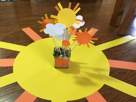 Diy Sunshine Decorations, Sunshine Party Decorations Diy, Sunshine Table Decorations, Sun Centerpieces, Here Comes The Sun Centerpiece Ideas, Sun Party Centerpiece, Sunshine Decor, Sun Table Centerpiece, Sun Table Decor