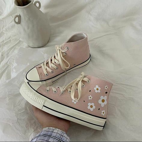 Zapatillas All Star, Flowers Shoes, Converse Aesthetic, Cute Converse, Violet Pastel, Dr Shoes, Trendy Shoes Sneakers, Preppy Shoes, Kawaii Shoes