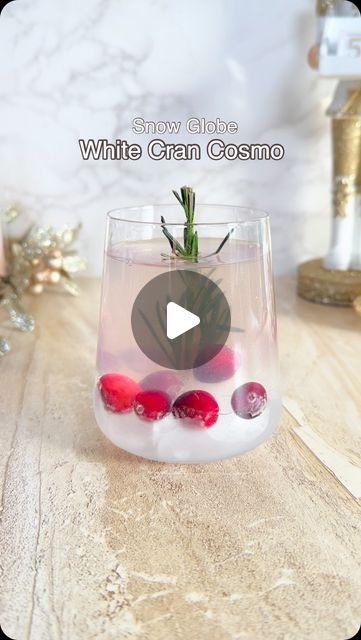 Snow Globe Drink, Snowglobe Drink, Snow Globe Cocktail, Snowglobe Cocktail, Food Decor, Instagram White, Christmas Cocktails, Food Decoration, Non Alcoholic Drinks