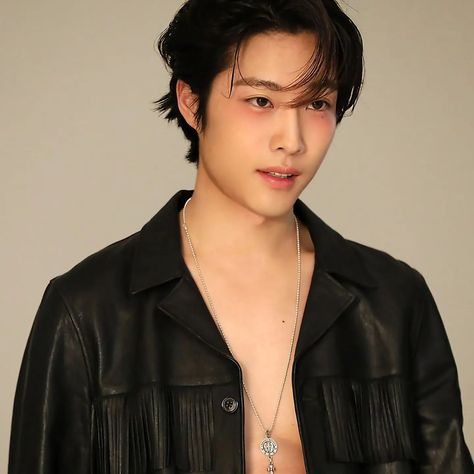 Lee Jongwon, Fine Hair Men, Male Makeup, Stylish Mens Outfits, Korean Men, Asian Boys, Asian Style, Male Beauty, Asian Men