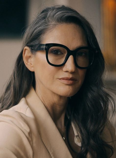 Jenna Lyons Grey Hair, Jenna Lyons Jewelry, Jenna Lyons Hair, Jenna Lyons Glasses, Jenna Lyons Jcrew, Jenna Lyons Style, Statement Glasses, Woman With Glasses, Big Glasses