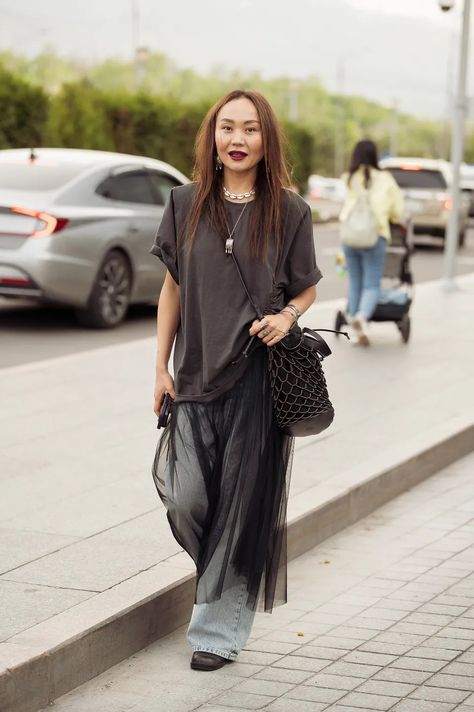 Mesh Dress Outfit Street Style, Mesh Skirt Outfit Ideas, Sheer Dresses Outfit, Mesh Dress Outfit, Dress Over Jeans, Diy Fashion Scarf, Japan Outfits, Tank Dresses Outfit, Outfit Inspiration Women