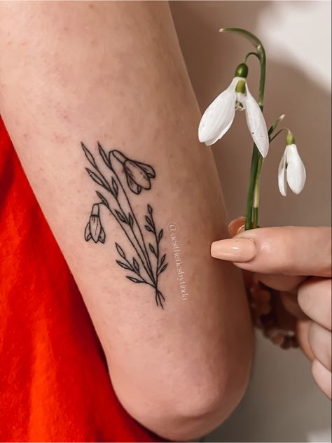 a cute snowdrop tattoo with real snowdrop flowers ♡ Snowdrops Tattoo, Feminine Shoulder Tattoos, Tiny Flower Tattoos, Be Brave Tattoo, Cute Simple Tattoos, Floral Tattoo Shoulder, Hippie Tattoo, Funky Tattoos, Flower Tattoo Arm