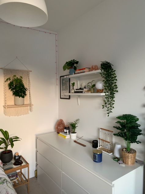 Decorative Shelves In Bedroom, Short Shelf Decor, Ikea Room Ideas Bedroom, Aesthetic Shelf Ideas, Shelf Decor Bedroom Aesthetic, Ceiling Ideas Kitchen, Simple Desk Decor, Plants In Room, Minimalistic Room Decor