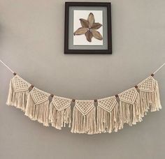 Macrame Bunting Tutorial, Diy Macrame Garland, Macrame Banner Diy, Macrame Bunting Diy, Macrame Garland Tutorial, Macrame Garland Diy, Macrame Bunting, Macrame Toran, Macrame Banner