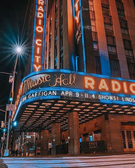 New York Radio City Music Hall, Radio City Rockettes Aesthetic, Radio City Music Hall Aesthetic, Radio City Music Hall Christmas, Nyc Billboard, Radio City Rockettes, New York Broadway, Nyc Christmas, New York Pictures