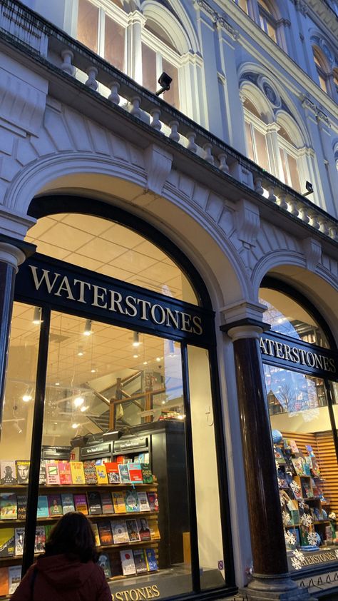 London Bookstore Aesthetic, Waterstones Aesthetic, London Bookstore, Work Vision Board, London Dreams, Aesthetic Books, Vision Boards, Rich Kids, Frank Ocean