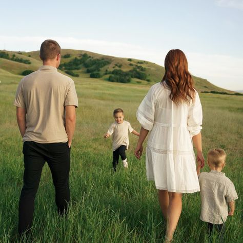 Couple Summer, Green Grass, Family Session, Lollipop, Portrait Photographers, Kids Playing, Family Photos, Photo Shoot, A Couple