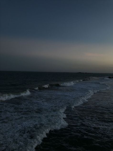 Dark Beach, Ocean At Night, Beach At Night, Sky Sea, Night Scenery, Trik Fotografi, Dark Photography, Night Aesthetic, Sea And Ocean