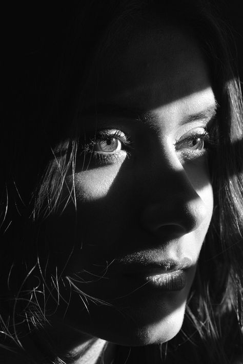 Shadow Portraits, Low Key Portraits, Light And Shadow Photography, Black And White Photography Portraits, Low Light Photography, Shadow Photography, Shadow Photos, Inspiring Images, Black And White Aesthetic