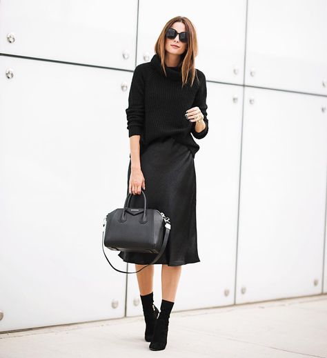 Black Dress Accessories, Black Satin Skirt, Black Silk Skirt, Look Office, Woman In Black, Rock Outfit, Black Dress Outfits, Looks Party, Skirt Trends