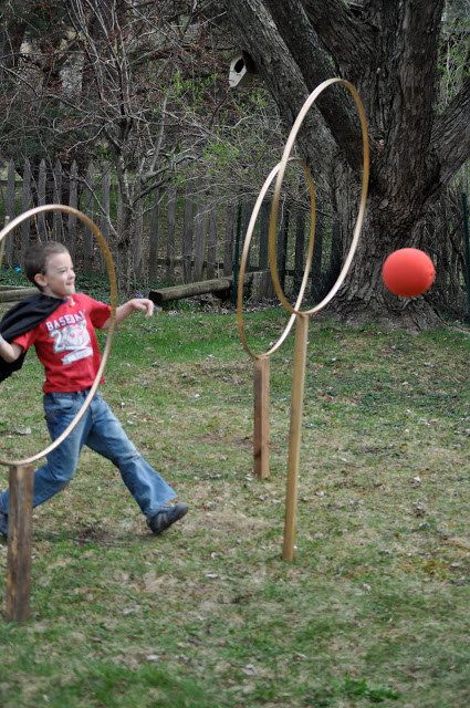 Laissez vos invités brûler tout ce que le sucre avec un match ou deux de cour de Quidditch. | 31 Ways To Throw The Ultimate Harry Potter Birthday Party Harry Potter Motto Party, Harry Potter Weihnachten, Harry Potter Day, Hogwarts Party, Harry Potter Christmas Decorations, Harry Potter Halloween Party, Cumpleaños Harry Potter, Harry Potter Bday, Welcome To Hogwarts