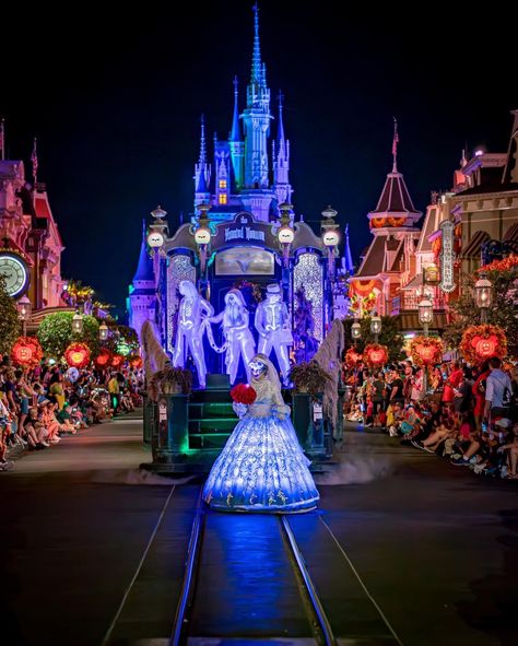 Disney World Aesthetic, Disney World Princess, Halloween Usa, Disney World Halloween, Disney Parade, Not So Scary Halloween Party, Not So Scary Halloween, Disneyland Halloween, Disney World Magic Kingdom