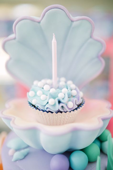 Sea Themed Birthday Party, Pearl Cupcakes, Sea Cupcakes, Sea Party Ideas, Under The Sea Birthday Party, Ocean Birthday Party, Mermaid Theme Birthday Party, Mermaid Cupcakes, Ocean Birthday