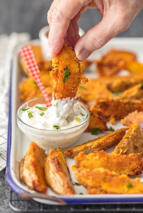 These CRISPY PARMESAN POTATO WEDGES are so absolutely delicious and EASY! You'll never go back to regular fries after you try these thick baked potato wedges coated in a crispy cheese shell. Just too good! Homemade Appetizers, Baked Potato Wedges Recipe, Potato Party, Parmesan Potato Wedges, Crispy Parmesan Potatoes, Crispy Potato Wedges, Crispy Baked Potatoes, Parmesan Potato, Potato Wedges Recipe