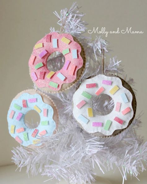 Make Felt Donuts for fun food play or simple hanging Christmas ornaments Holiday Quilt Patterns, Donut Ornament, Christmas Donuts, Felt Ornaments Patterns, Food Play, Holiday Sewing, Food Ornaments, Memory Crafts, Felt Bunny