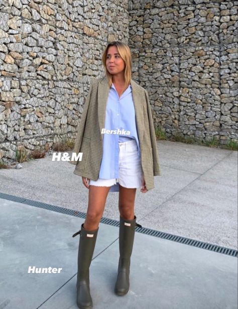 Hunter Boots Outfit 2023, Rain Boots And Shorts, Rainboot Outfits Spring, Hunter Boots Outfit Summer, Rainboots Outfit Summer, Rain Boots Outfit Summer, Green Rain Boots Outfit, Tall Rain Boots Outfit, Green Hunter Boots Outfit