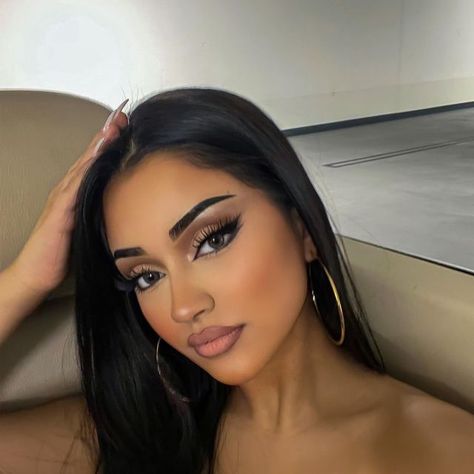 Surija Wahab on Instagram: "You’ve become a disgrace 4 me" Doe Eye Makeup, Colorblock Fashion, Prom Eye Makeup, Pinterest Makeup, Glam Makeup Look, Dope Makeup, Cute Makeup Looks, Makeup Eye Looks, Asian Eyes