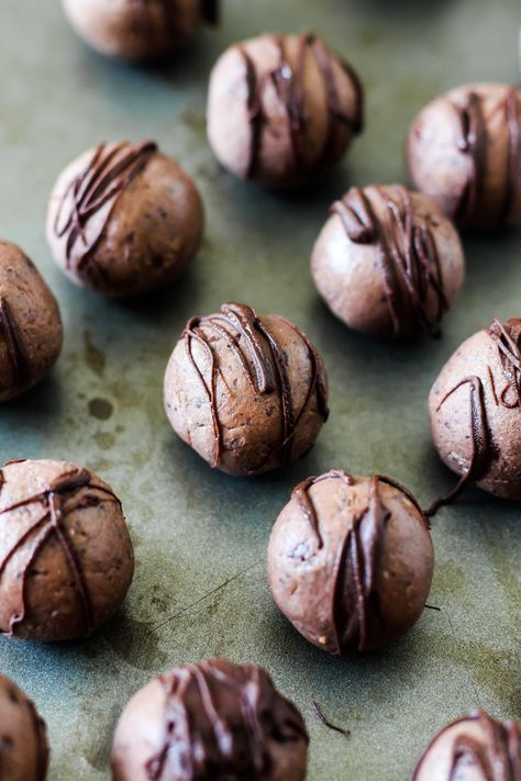 Chocolate Protein Balls, Protein Ideas, Coconut Protein, Power Balls, Black Chocolate, Protein Balls, Energy Snacks, Chocolate Protein Powder, Protein Ball