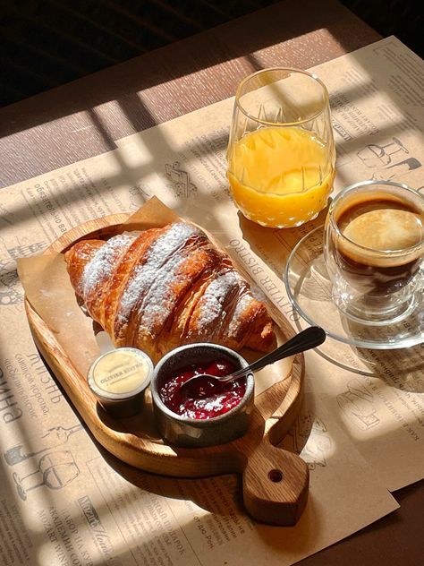 Breakfast Aesthetic Croissant, Croissant Breakfast Photography, French Bread Photography, Breakfast Morning Aesthetic, French Cafe Photography, Croissant Ideas Breakfast, Coffee And Croissants Photography, Croissants Breakfast Ideas, French Food Aethstetic