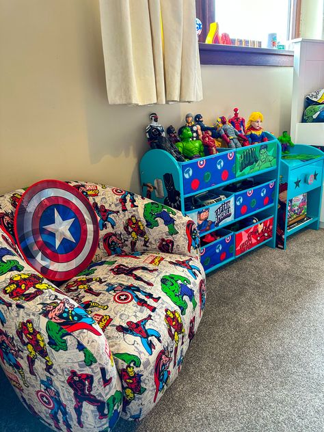 Image of a bedroom with Marvel Avengers bedroom furniture Boys Superhero Bedroom Ideas, Marvel Boys Bedroom, Design A Superhero, Superhero Theme Bedroom, Boys Superhero Bedroom, Superhero Aesthetic, Avengers Bedroom, Marvel Bedroom, Marvel Avengers Bedroom