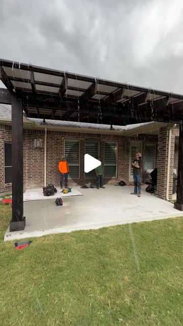 Cover Your Pergola on Instagram: "It’s RAINING! GOOD THING we covered the pergola on this build yesterday so we stayed out of the rain. We DO HAVE TO MOVE THAT GUTTER - but man, talk about a fun pergola / patio cover project.   SkyPoly = architectural grade polycarbonate roofing panels engineered for pergolas and patio covers.   Let through TONS Of light. Block 100% UV Rays. Drop temps and STAY DRY BABY!!   10 year warranty, UV Coated, Hail Resistant, 50 PSF Load rating, and 139 MPH WIND RATING   We ship SkyPoly all over the USA. We install where we have locations !   DM us for a QUOTE!   #pergola #patiocover #pergoladesign #outdoorlivingspace #backyarddesign #skypoly #polycarbonateroof" Pergola With Plexiglass Roof, Outdoor Ceiling Ideas, Patio Enclosure Ideas On A Budget, Polycarbonate Roof Design, Outdoor Pergola Ideas, Polycarbonate Roof Panels, Polycarbonate Roof, Backyard Covered Patios, Covered Patio Design