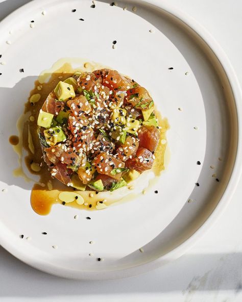 Tuna tartare with avocado, soy and ginger - delicious. magazine How To Make Tuna Tartar, Vegetarian Tartare, Salmon And Tuna Tartare, Tuna Tartare Plating, Spicy Tuna Tartare Recipe, Raw Fish Recipes, Tuna Tartare Recipe, Tartare Recipe, Crispy Potato Skins