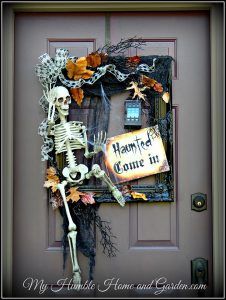 11 Cute and Creepy Halloween Wreaths - Porta Halloween, Moldes Halloween, Skeleton Wreath, Humble Home, Diy Halloween Wreath, Adornos Halloween, Halloween Wreaths, Halloween Crafts Decorations, Fall Halloween Crafts