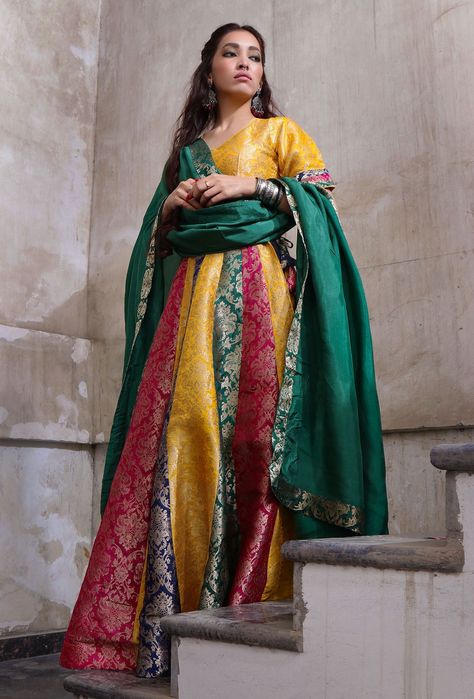 Banarasi lehenga Banarasi Skirt, Jacquard Skirt, Crop Top Skirt, Organza Dupatta, Silk Organza, Green Silk, Green Skirt, Flare Skirt, Lehenga