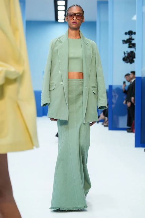 Max Mara Spring 2023, Stile Casual Chic, Spring 2023 Ready To Wear, European Summer Outfits, 2023 Ready To Wear, Couture Mode, Woman Suit Fashion, Career Wear, Fashion Weeks