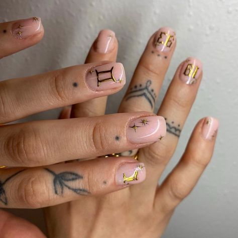 Gemini Inspired Nails, Nails Chrome Tips, Gemini Nail Art, Scorpio Zodiac Nails, Gemini Nails Designs, Gemini Nail Ideas, Taurus Nails, Gemini Nails, Scorpio Nails