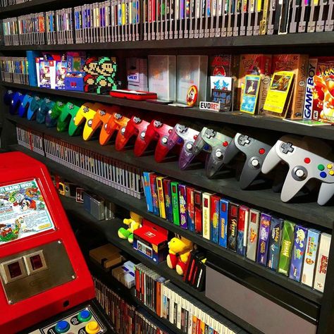 Video Game Display Ideas, Retro Gaming Setup, Game Console Organization, Retro Gaming Room, Nintendo Room, Gaming Entertainment Center, Video Game Storage, Games Room Inspiration, Geek Room