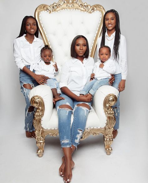 Family Jean Photo Shoot, Denim Photoshoot Ideas Family, Royalty Family Photoshoot Ideas, White Tee And Jeans Photoshoot Family, White Shirt And Jeans Outfit Photoshoot Family, Denim Photoshoot Family, Denim And White Family Pictures, Denim Family Photoshoot, Siblings Photoshoot