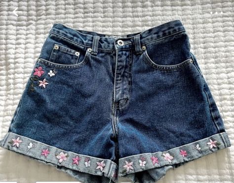 Jean Shorts Embroidery, Twd Clothes, Claire Core, Pink Malibu, 2000s Shorts, Granola Fits, Shorts Embroidery, Embroidery Beach, Pinterest Wardrobe