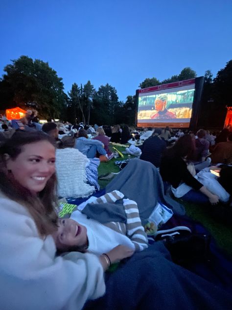 #outside #cinema #snacks #friends #girls #summer #summeridea #summernight #movie Cinema Outside, Cinema Snacks, Outside Movie, Outdoor Cinema, Friends Pic, When I Met You, I Need Friends, Hanging With Friends, Sleeping Under The Stars