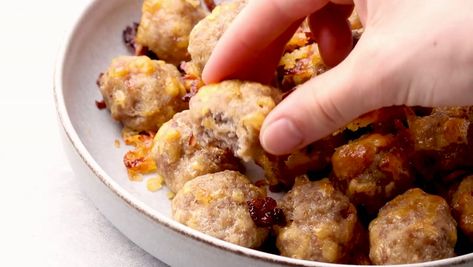 5-Ingredient Keto Sausage Balls - The Best Keto Recipes Keto Sausage Balls 3 Ingredient, Easy Sausage Balls Recipes, Keto Sausage Balls, Gluten Free Sausage, Cream Cheese Sausage Balls, The Best Keto Recipes, Cream Cheese Pinwheels, Sausage Balls Recipe, Keto Sausage