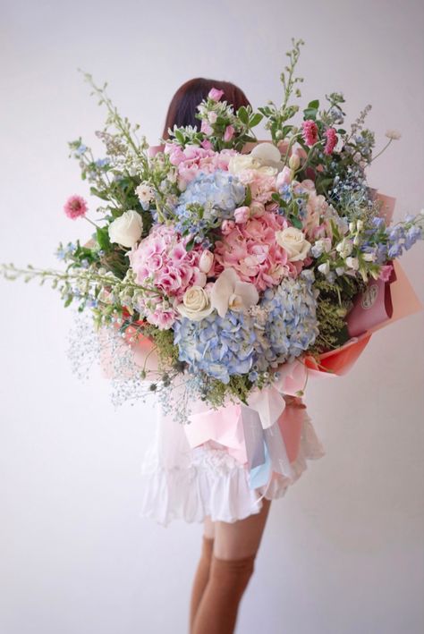 Giant Wedding Bouquet, Large Bouquet Of Flowers Gift, Huge Flower Bouquet, Large Bouquet Of Flowers, Manifesting Life, Wrap Flowers, Different Kinds Of Flowers, Large Bouquet, Luxury Flower Bouquets