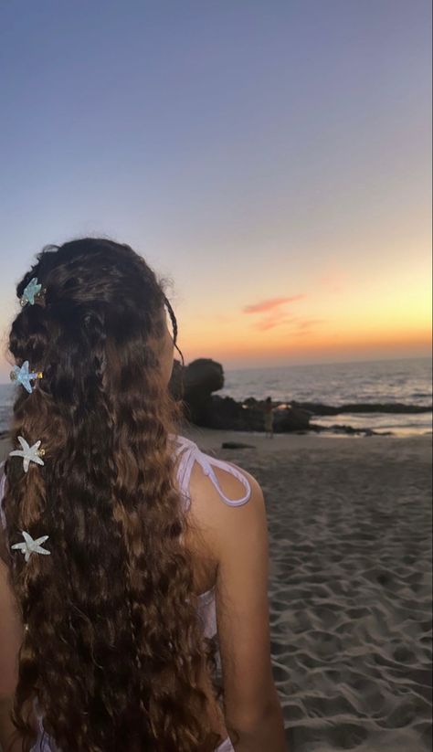 Tropical Vacation Hairstyles, Polynesian Hair, Tropical Hairstyles, Beach Hairstyles For Curly Hair, Island Hair, Tropical Girl, Aesthetic Picture, Ocean Vibes, Summer Girl