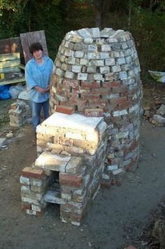 How to build a functioning wood-fired pottery kiln (this one is so cute, like a beehive !) Hannibal Missouri, Raku Kiln, Pottery Kiln, Wood Kiln, Ceramic Tools, Outdoor Oven, Clay Studio, Ceramic Techniques, Pottery Tools