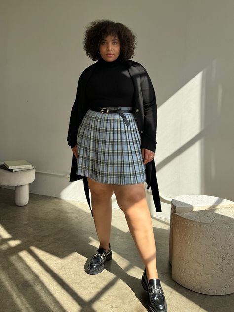 Plus Size Plaid Pleated Skirt Plus Size Bottoms -2020AVE Skirt With Graphic Tee Outfit, Plaid Skirt Outfit Fall, Plus Size Mini Skirt Outfit, Plus Size Skirt Outfits, Plaid Mini Skirt Outfit, College Outfits Skirt, Plus Size Shorts Outfit, Mini Skirt Plus Size, Plus Size Mini Skirt