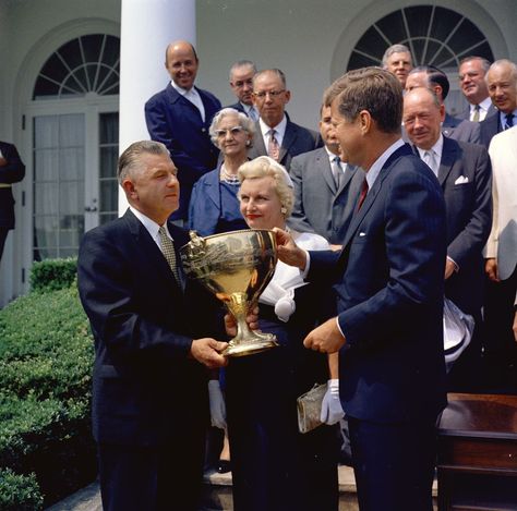 1961. 9 Août. By Robert KNUDSEN. KN-C18529. President John F. Kennedy Presents 1960 President's Cup Regatta Trophy to Charles "Chuck" Thompson Presidents Cup, John Fitzgerald, Couple Photos