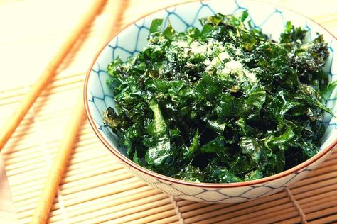 Chinese Fakeaway Crispy kale seaweed recipe Easy Seaweed Recipes, Vegan Seaweed Recipes, Crispy Seaweed Recipes Chinese, Seaweed Recipe, Seaweed Crisps, Korean Seaweed Snack, Vegan Chinese Food, Chinese Fakeaway, Chinese Diet