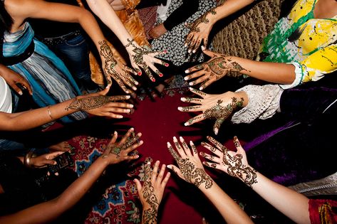 The Best Part of Moroccan Jewish Weddings? Henna Parties. - Alma Moroccan Henna Party, Jewish Henna, What Is Henna, Moroccan Henna, Mehndi Party, Henna Plant, Wedding Henna, Henna Party, Pre Wedding Party