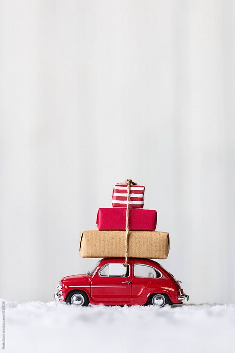 Ideas Decoracion Navidad, Gift Wrapping Techniques, Gift Wrapping Inspiration, Christmas Car, Creative Gift Wrapping, Black Christmas, Christmas Ornament Crafts, Red Car, Christmas Mood