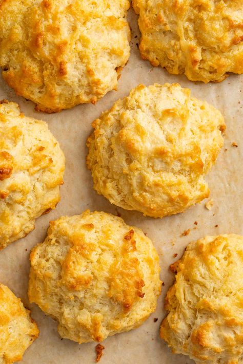 With just 30 minutes, six ingredients, and no mixer needed, drop biscuits are the quickest and easiest biscuits to make. This beginner-friendly recipe is easy to customize to make sweet or savory biscuits. Easiest Biscuits, Buttermilk Drop Biscuits, Quick Biscuits, Easy Drop Biscuits, Best Biscuits, Drop Biscuits Recipe, Easy Homemade Biscuits, Homemade Biscuits Recipe, Cheesy Biscuit