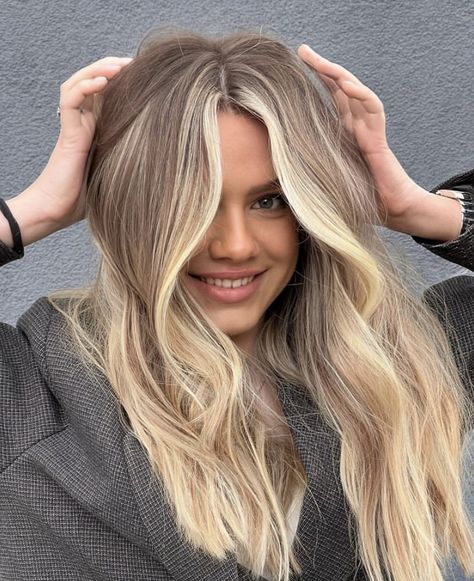 Blonde Brown Money Piece, Lived In Blonde Level 7, Reverse Balayage Money Piece, Creamy Blonde Money Piece, Medium Blonde With Money Piece, Touch Up Balayage, Smokey Light Brown Hair, Blonde Front Pieces On Blonde Hair, Summer Baylage Hair 2023