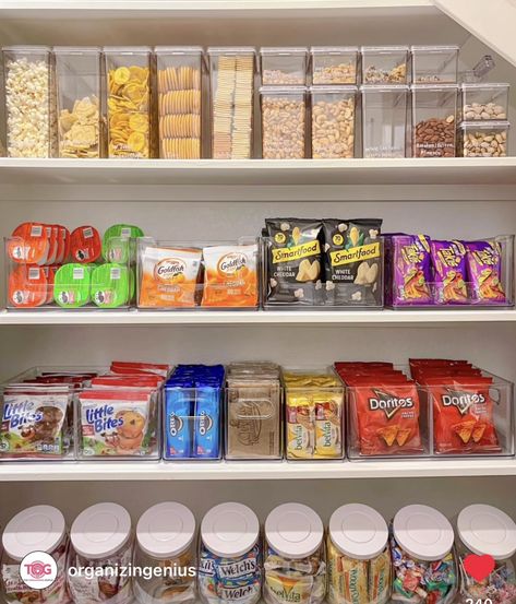 Kitchen Food Organization Ideas, Snack Closet Organization, Cute Pantry Organization, Snack Ideas For Pantry, Kitchen Room Decor Ideas, Drink Organizer Pantry, Kitchen Decor Organization, Organized Snack Pantry, Granola Bar Organization