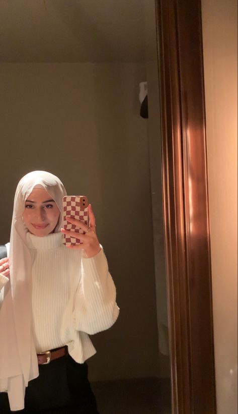 mirror selfie. minimal outfit. turtle neck knit sweater outfit. Oversized Sweater Outfit Hijab, Sweater Hijab Outfit, Sweater Outfits Hijab, Turtle Neck Sweater Outfit, Hijabi Winter Outfits, Sweater Hijab, Turtle Neck Knit Sweater, Turtleneck Sweater Outfit, Sweater Skirt Outfit